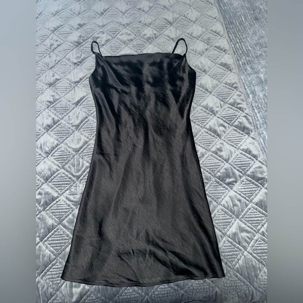 SHORT BLACK FLOWY SILK DRESS
